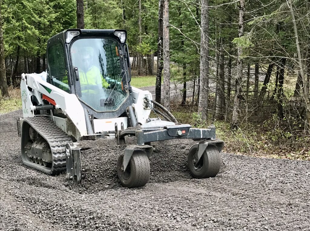 Skidsteer spreading gravel